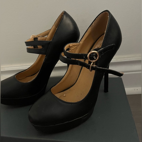 Gorgeous Black Mary Jane Pumps - Picture 2 of 5
